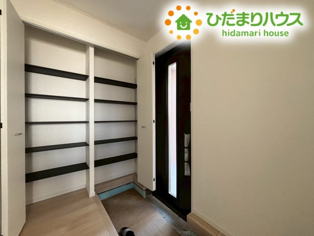 鴻巣市筑波第5　新築一戸建て　クレイドルガーデン　06の収納|大容量のシューズボックスを備えた玄関です！
家族全員の靴をスッキリ収められるので、玄関先はいつも綺麗な状態を保てます♪