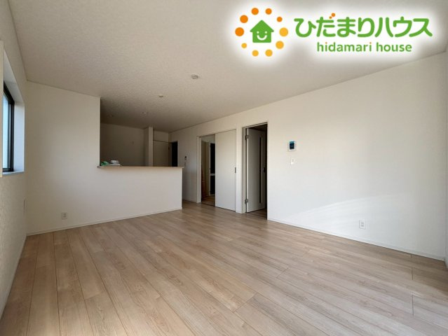 鴻巣市筑波第5　新築一戸建て　クレイドルガーデン　06の居間・リビング|リビングは明るい色の床なのでどんな家具にもマッチします！
大型テレビに大型ソファー．．．どんなインテリアにしますか(・ω・)？