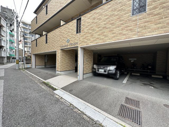 グランドール天神の駐車場