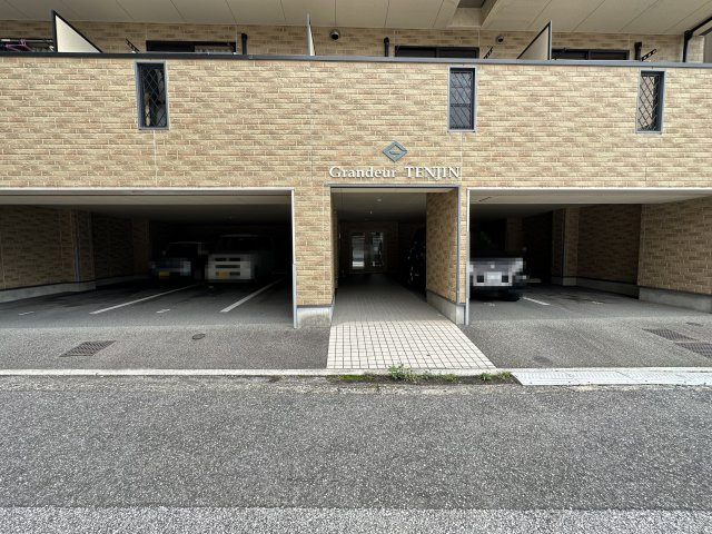 グランドール天神の駐車場