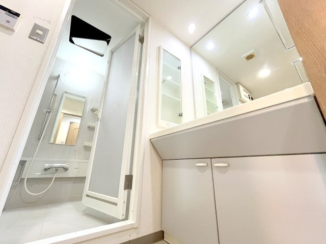 モナーク福生  の洗面所|リフォーム前写真※壁紙、フローリング、キッチン、浴室、洗面化粧台、トイレ、建具、配管等すべて新規交換予定！