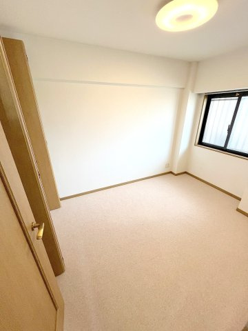 モナーク福生  の洋室|リフォーム前写真※壁紙、フローリング、キッチン、浴室、洗面化粧台、トイレ、建具、配管等すべて新規交換予定！