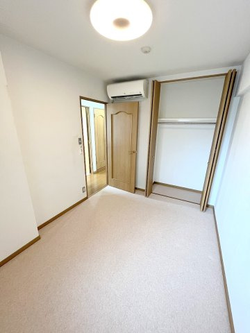 モナーク福生  の洋室|リフォーム前写真※壁紙、フローリング、キッチン、浴室、洗面化粧台、トイレ、建具、配管等すべて新規交換予定！