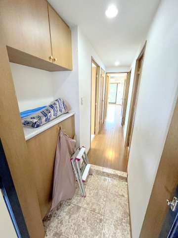 モナーク福生  の玄関|リフォーム前写真※壁紙、フローリング、キッチン、浴室、洗面化粧台、トイレ、建具、配管等すべて新規交換予定！