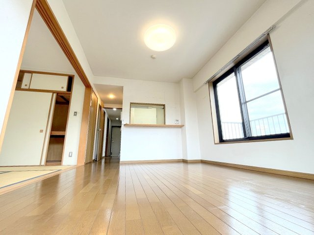 モナーク福生  の居間・リビング|リフォーム前写真※壁紙、フローリング、キッチン、浴室、洗面化粧台、トイレ、建具、配管等すべて新規交換予定！