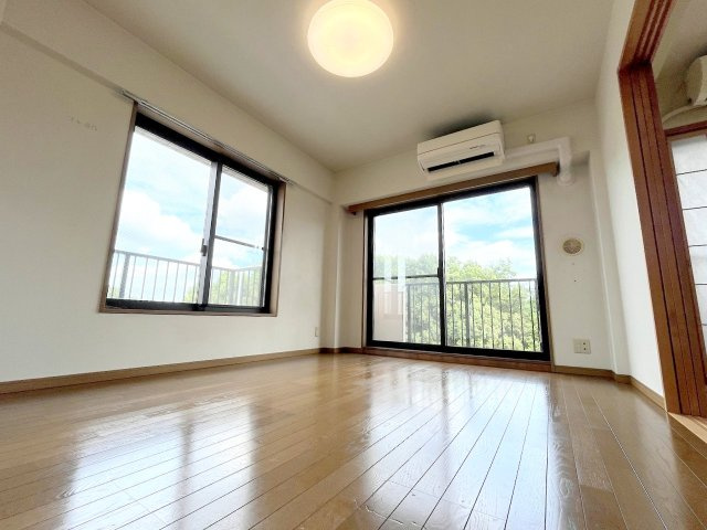 モナーク福生  の居間・リビング|リフォーム前写真※壁紙、フローリング、キッチン、浴室、洗面化粧台、トイレ、建具、配管等すべて新規交換予定！