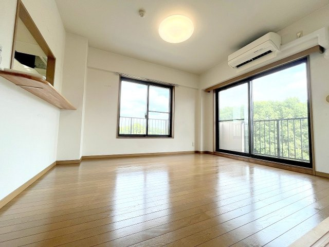 モナーク福生  の居間・リビング|リフォーム前写真※壁紙、フローリング、キッチン、浴室、洗面化粧台、トイレ、建具、配管等すべて新規交換予定！