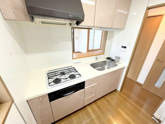 モナーク福生  のキッチン|リフォーム前写真※壁紙、フローリング、キッチン、浴室、洗面化粧台、トイレ、建具、配管等すべて新規交換予定！