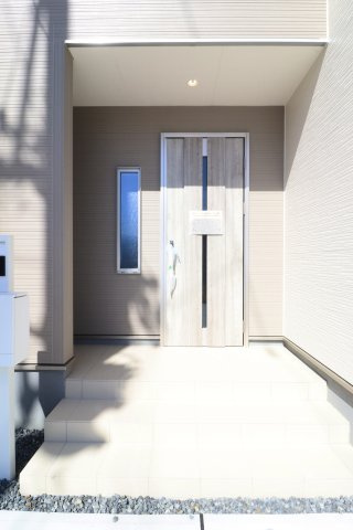 須賀川市森宿字安積田　　　　3号棟　　　西袋第1小学校、西袋中学区　の玄関|※同社施工例