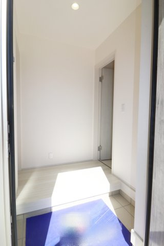 須賀川市森宿字安積田　　　　3号棟　　　西袋第1小学校、西袋中学区　の玄関|※同社施工例