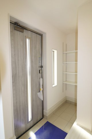 須賀川市森宿字安積田　　　　3号棟　　　西袋第1小学校、西袋中学区　の玄関|※同社施工例