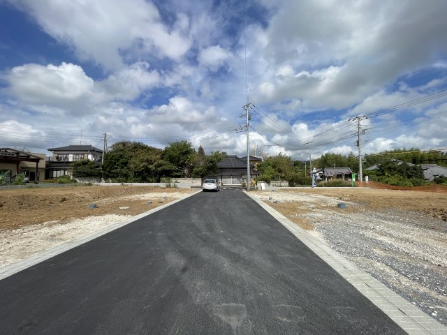 つくば市若森　開発分譲地の前面道路含む現地写真