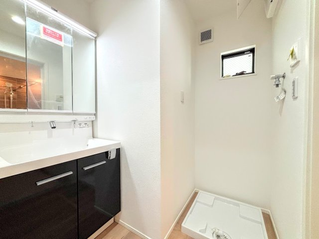 保土ヶ谷区権太坂３丁目　新築戸建てのその他|［モデルハウス］◆毎日使う場所だから、機能的で使いやすさに配慮したパウダールーム。すっきりと使えるように収納も豊富にご用意しています。
