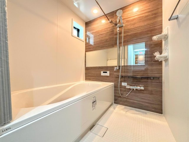 保土ヶ谷区権太坂３丁目　新築戸建てのその他|［モデルハウス］◆お子様と一緒にバスタイムを楽しめる広々空間。浴室乾燥機付で心地よいバスタイムを実現します。
