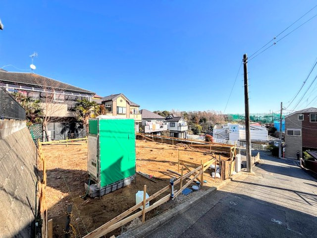 保土ヶ谷区権太坂３丁目　新築戸建ての外観|◆堂々たる趣ながら、主張し過ぎずどこか余裕を感じさせるシャープなフォルムで佇む邸宅は、晴天の空と照らし合わせる事で、本来あるべき完成形の姿を見せてくれます。
