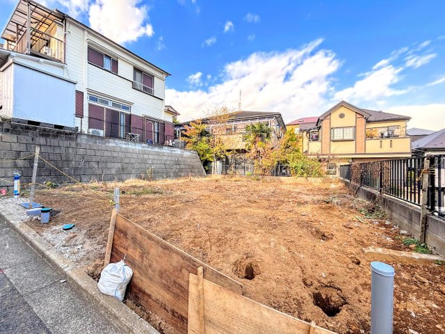 保土ヶ谷区権太坂３丁目　条件付き売地の前面道路含む現地写真|◆前面道路も幅員があり車の運転も安心！前面道路は閑静な住宅地。車通りの少ない道路です。お子様にも安心です。
