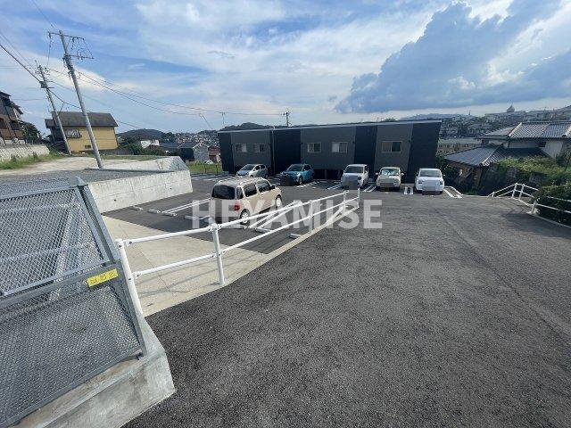 カーサ・モンレーヴⅢの駐車場