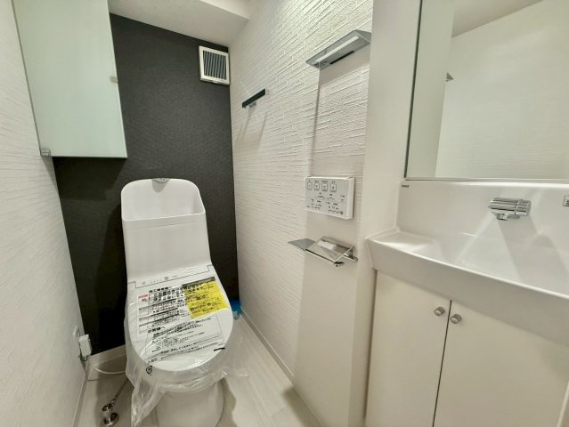 中野ブロードウェイのトイレ|明るく清潔感が溢れるトイレ。落ち着いた空間で安らぎのひとときをお過ごし頂けます。

ご内見希望・資料請求などお気軽にお問い合わせ下さい！
03-5990-5201