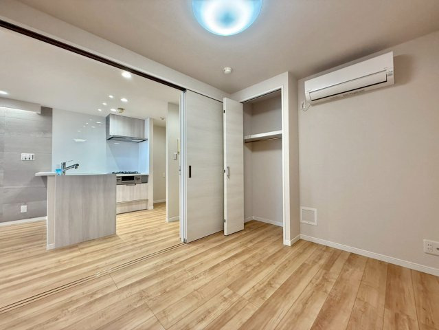 中野ブロードウェイの洋室|リビング横の居室はリビングルームと一体に使用して18帖の広々リビングに！

ご内見希望・資料請求などお気軽にお問い合わせ下さい！
03-5990-5201