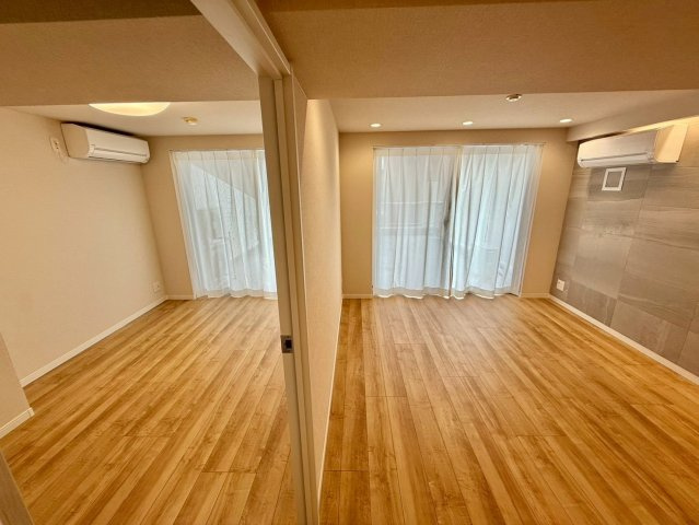 中野ブロードウェイの洋室|大きな窓からたっぷりと陽光が注がれる明るい居室。一日の疲れを癒し、時を忘れて過ごせる空間です！

ご内見希望・資料請求などお気軽にお問い合わせ下さい！
03-5990-5201