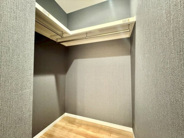 中野ブロードウェイの収納|四季に応じて衣類などをしまう事ができる、大型収納スペースのウォークインクローゼット！

ご内見希望・資料請求などお気軽にお問い合わせ下さい！
03-5990-5201