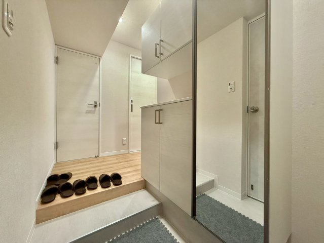 中野ブロードウェイの玄関|お出かけ前の身だしなみチェックに役立つ鏡と収納完備の玄関です。

ご内見希望・資料請求などお気軽にお問い合わせ下さい！
03-5990-5201