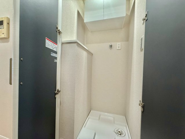 中野ブロードウェイの玄関|住む人や訪れる人を心地よく迎え入れてくれる玄関。

ご内見希望・資料請求などお気軽にお問い合わせ下さい！
03-5990-5201