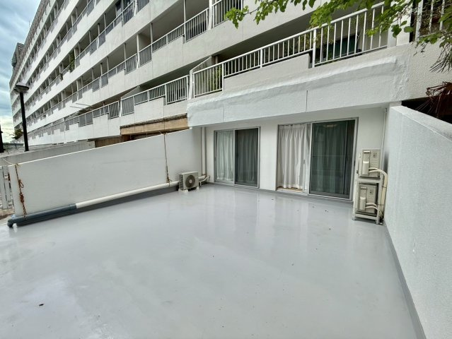 中野ブロードウェイのバルコニー|30.5㎡のルーフバルコニー！ガーデニングやカフェスペース、読書スペースなど使い方様々。

ご内見希望・資料請求などお気軽にお問い合わせ下さい！
03-5990-5201