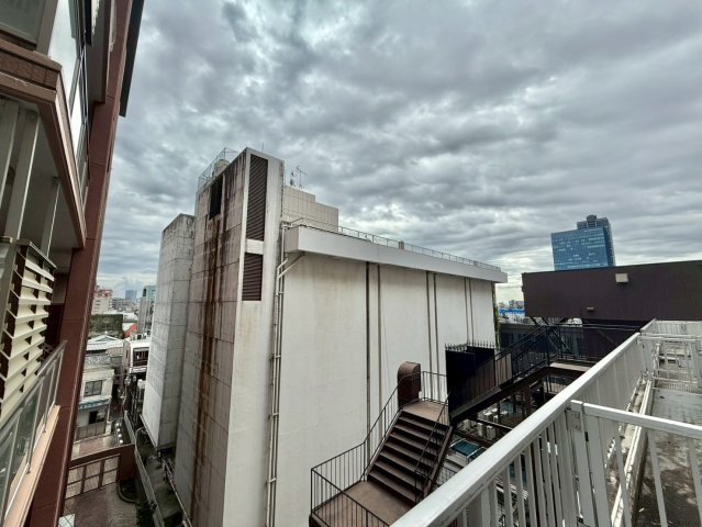 中野ブロードウェイの展望|大きな空に包まれて、太陽の光をたっぷりと浴びながら過ごす毎日は、自然と家族の笑顔で溢れます。

ご内見希望・資料請求などお気軽にお問い合わせ下さい！
03-5990-5201