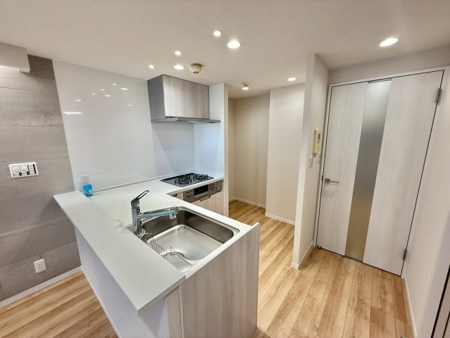 中野ブロードウェイのキッチン|清潔感のあるキッチンです。使い勝手の良いキッチンで効率よくお料理ができます！

ご内見希望・資料請求などお気軽にお問い合わせ下さい！
03-5990-5201