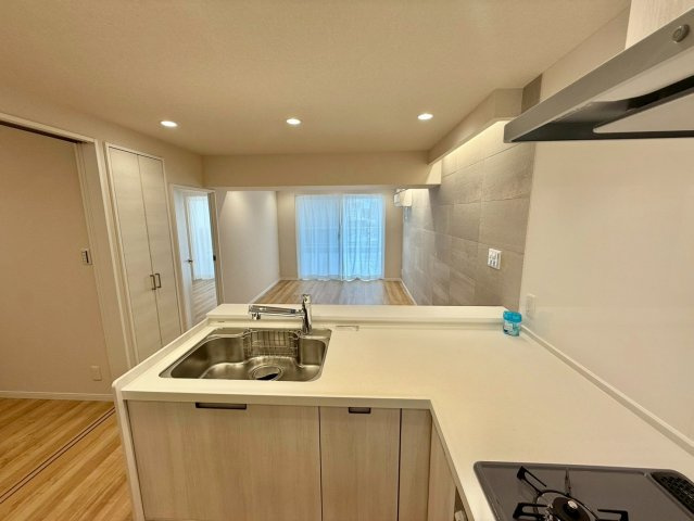 中野ブロードウェイのキッチン|嬉しい対面式キッチンです。家事をしながらリビングにいるご家族とのおしゃべりも楽しめます！

ご内見希望・資料請求などお気軽にお問い合わせ下さい！
03-5990-5201