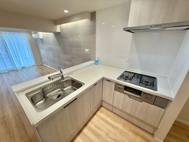 中野ブロードウェイのキッチン|使いやすいＬ字型のキッチン！移動距離が少ないのがポイント。

ご内見希望・資料請求などお気軽にお問い合わせ下さい！
03-5990-5201