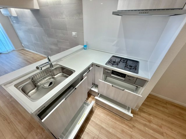 中野ブロードウェイのキッチン|収納力と機能性を持ち合わせたシステムキッチン。

ご内見希望・資料請求などお気軽にお問い合わせ下さい！
03-5990-5201