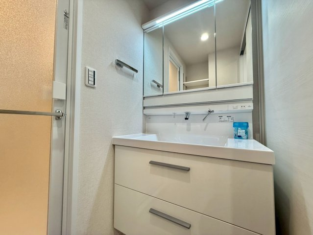 中野ブロードウェイの独立洗面台|清潔感のあるプライベート空間は、身だしなみチェックやお肌のお手入れに最適です。

ご内見希望・資料請求などお気軽にお問い合わせ下さい！
03-5990-5201