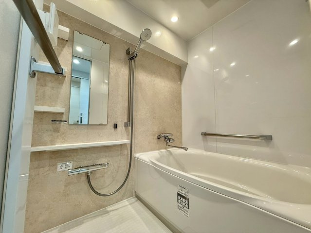 中野ブロードウェイの浴室|白を基調とした清潔感のあるバスルームです。

ご内見希望・資料請求などお気軽にお問い合わせ下さい！
03-5990-5201