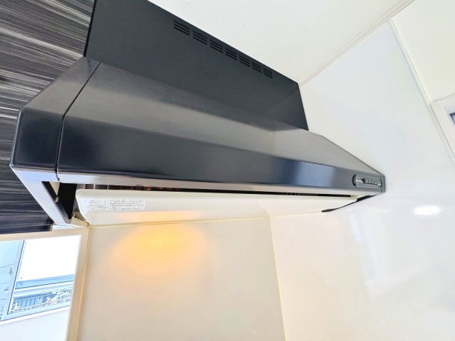 【キッチン】 | 和光市中央1丁目　中古一戸建住宅（成増店） | 整流板付きでお掃除がしやすいレンジフード。
