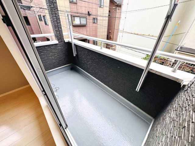 【バルコニー】 | 和光市中央1丁目　中古一戸建住宅（成増店） | 雨風をしのぎやすい2階インナーバルコニー。防水塗装済。