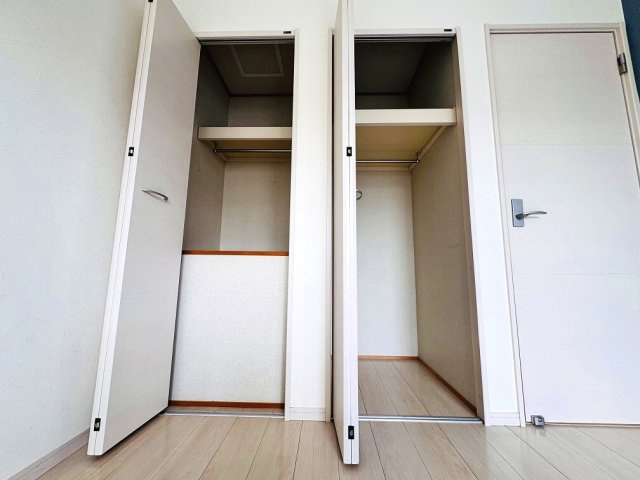 【玄関】 | 和光市中央1丁目　中古一戸建住宅（成増店） | 各居室にはハンガーパイプ付枕棚収納を採用。