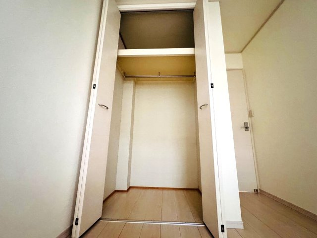 【収納】 | 和光市中央1丁目　中古一戸建住宅（成増店） | 各居室にはハンガーパイプ付枕棚収納を採用。