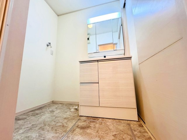 【独立洗面台】 | 和光市中央1丁目　中古一戸建住宅（成増店） | 新規交換済・コーティング済の三面鏡付洗面化粧台。