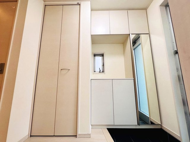 【玄関】 | 和光市中央1丁目　中古一戸建住宅（成増店） | 季節の飾り付け等ディスプレイが出来、すぐ持ち出したい物の置場にも重宝するコの字型シューズボックス☆
