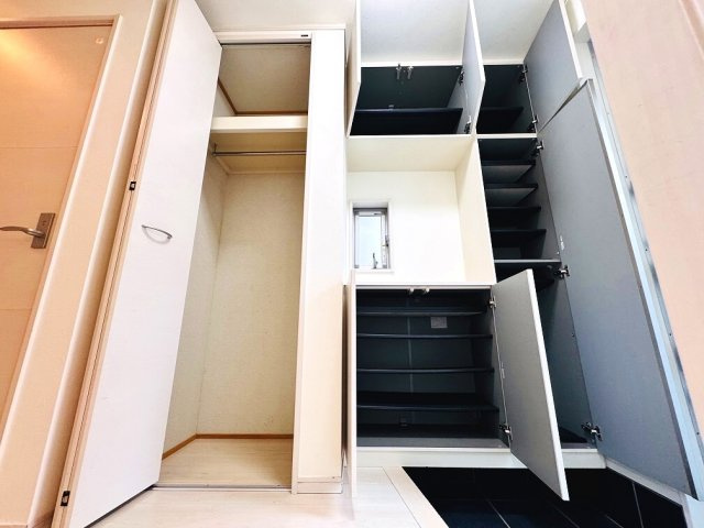 【玄関】 | 和光市中央1丁目　中古一戸建住宅（成増店） | シューズボックスの隣に収納もあり、コート等の収納に重宝します。