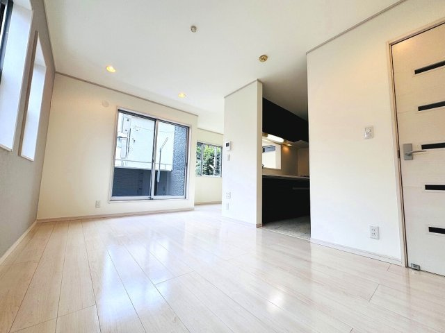 【居間・リビング】 | 和光市中央1丁目　中古一戸建住宅（成増店） | クロス全室貼替・フローリングリペア・建具一部補修・ハウスクリーニング施工済。