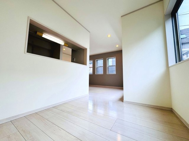 【居間・リビング】 | 和光市中央1丁目　中古一戸建住宅（成増店） | 一部、アクセントクロスを使用し、デザイン性を高めています。