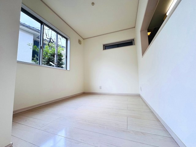 【居間・リビング】 | 和光市中央1丁目　中古一戸建住宅（成増店） | 三面採光のリビングの為、明かり光が差し込んできます。