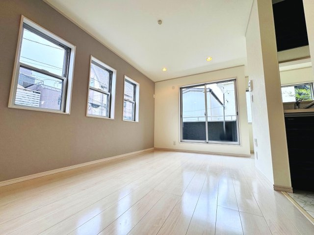 【居間・リビング】 | 和光市中央1丁目　中古一戸建住宅（成増店） | 一部、アクセントクロスを使用し、デザイン性を高めています。