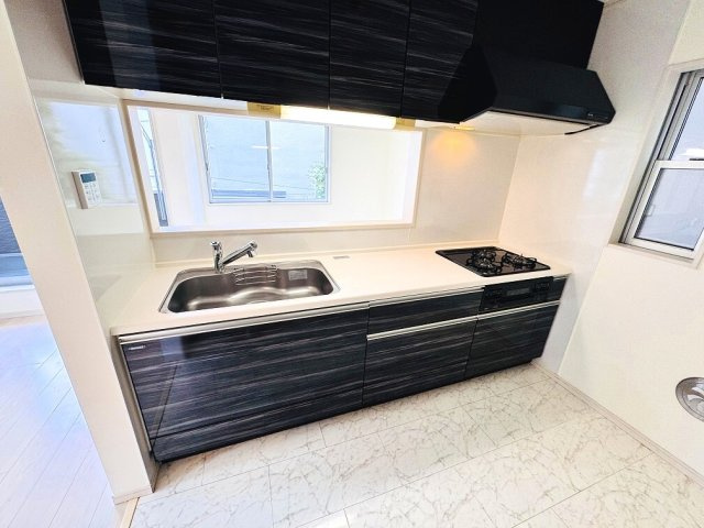 【キッチン】 | 和光市中央1丁目　中古一戸建住宅（成増店） | 新規コーティング済の独立型キッチン。ダイニング側へ開口している為、採光がとれ、配膳にも活躍しそう。