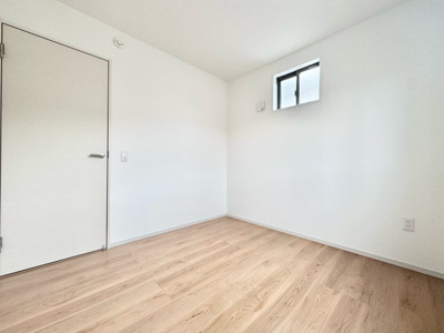 【洋室】 | 伏見区桃山与五郎町　新築戸建 | こちらは北側4.5帖の洋室です。
北向きのバルコニーに面したお部屋です。