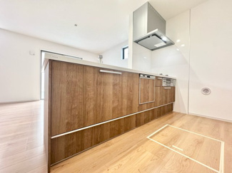 【キッチン】 | 伏見区桃山与五郎町　新築戸建 | キッチンは対面式のシステムキッチンです。ご家族とコミュニケーションを取りながら食事の支度ができます。食器洗浄乾燥機が備付けられており、手にも環境にも優しく洗い物の時間も軽減できます。