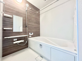 【浴室】 | 伏見区桃山与五郎町　新築戸建 | 足を伸ばせる浴槽で一日の疲れをリフレッシュできます。
浴室暖房乾燥機付きで急なお洗濯も安心で、浴室のカビ防止にも便利です。